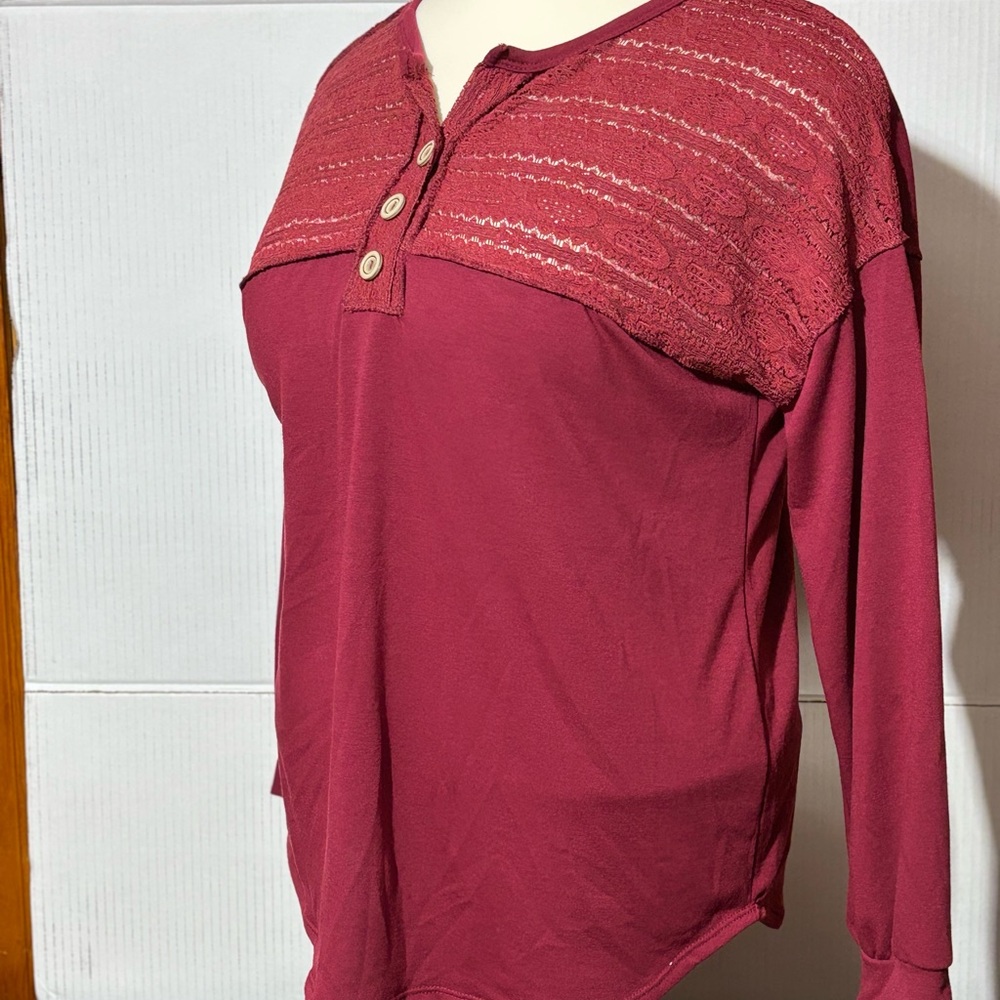 7th Ray 2X Women's Red Button-Up Top - Picture 7 of 8